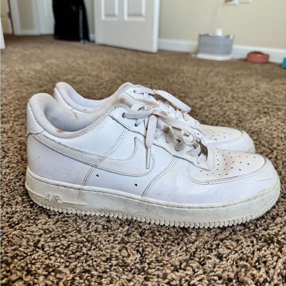 Women’s size 10 white Nike Air Force 1’s